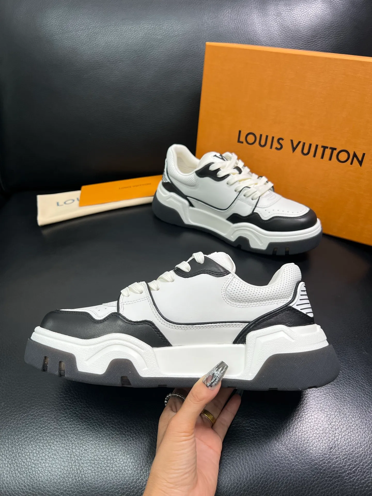 Men's shoes 💰900 Lv top purchase Louis Vuitton, counter synchronization, uppers imported from Italy cowhide, imported mesh padding soft and comfortable, soles: original soles specially provided by the original factory, T men's shoes 💰U exclusive movable molded soles super comfortable, original factory and single goods, high quality, welcome to compare, code number 38-44 (customized 45) 85883